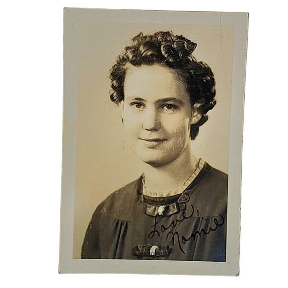 Vtg 1940s Pretty Young Lady Original Monochrome Photography Found Portrait - Picture 1 of 4